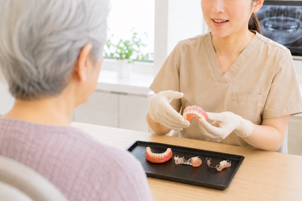 入れ歯の種類を見せながら説明しているところ