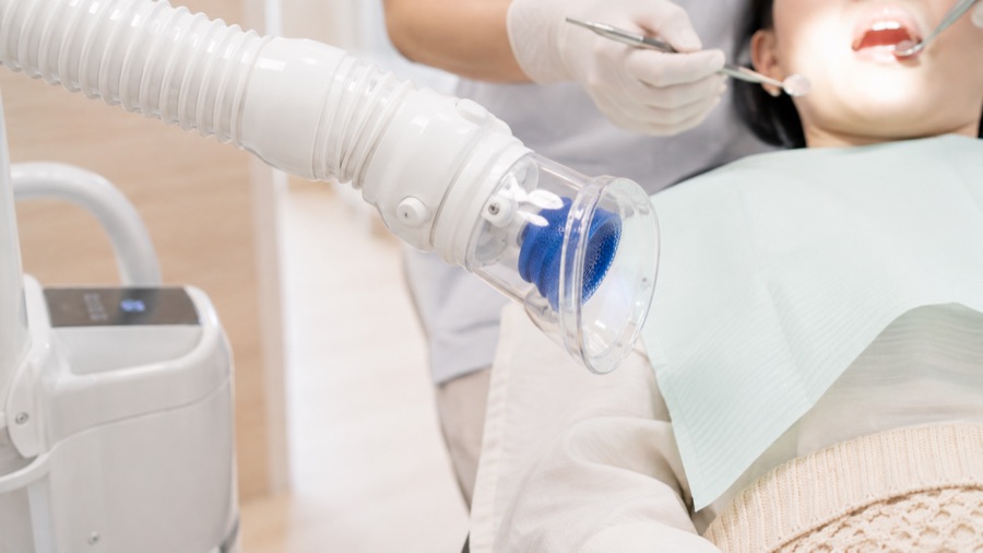 患者さまの口元に近づけた口腔外バキューム